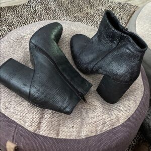 THE SHOE BOX Sara Navy Metallic Chunky Booties